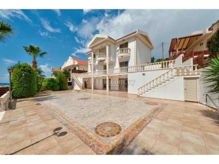 Luxury villa near the sea in St Raphael area in a large plot of land of 1250m2. - 10