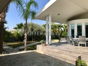 In A Large Plot 7 Bedroom House  In Latsia, Nicosia - 4