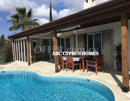 Renovated 3 bedroom bungalow on a flat plot with unobstructed sea views in lower Kamares