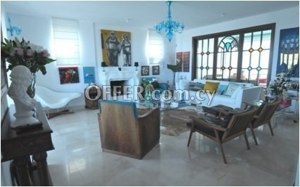 LOCATED RIGHT ON THE BEACH - 5 BEDROOM MANSION - 8