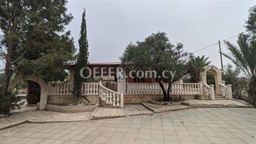 Ground floor house with a swimming pool located in Agglisides, Larnaca - 3