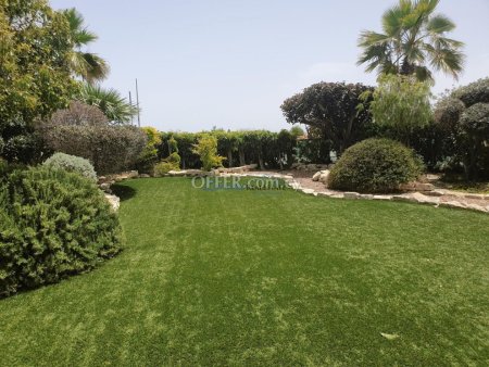 Ground floor with garden and private swimming pool