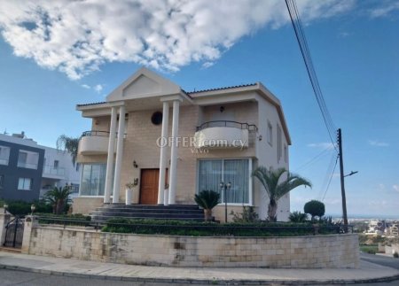 ELEVATED LUXURY LIVING OF 7 BEDROOMS WITH EXPANSIVE SPACES