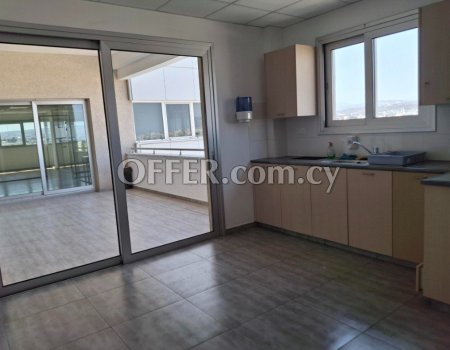 500m2 office with raised floors and glass partitions - 3