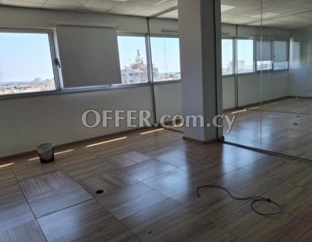 500m2 office with raised floors and glass partitions - 4