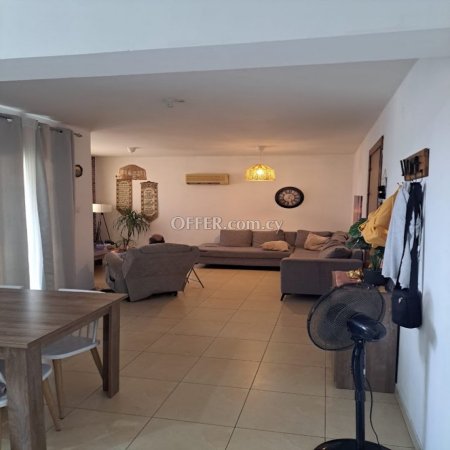 For Sale €215,000 Apartment 3 bedrooms Whole Floor Larnaka (Center), Larnaca Larnaca