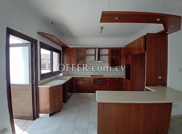 2 Storey 4 Bedroom House With Large Yard  In Dead End In Strovolos, Ni - 5