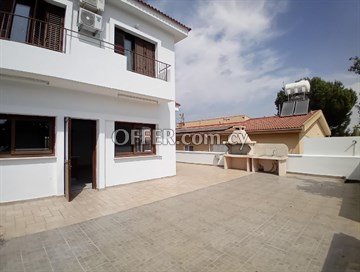 2 Storey 4 Bedroom House With Large Yard  In Dead End In Strovolos, Ni - 4