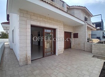 2 Storey 4 Bedroom House With Large Yard  In Dead End In Strovolos, Ni - 2