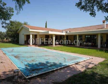 For sale Ground floor house with private pool and auxiliary house for €1,000,000 . - 8