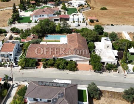 For sale Ground floor house with private pool and auxiliary house for €1,000,000 . - 9