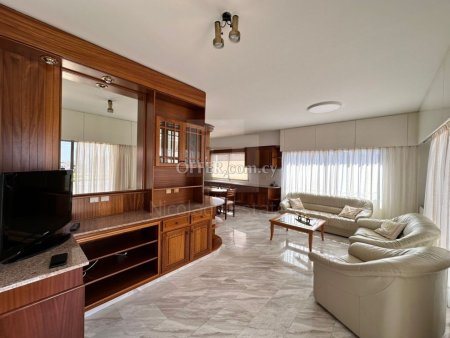 Huge three bedroom penthouse for rent in Mesa Geitonia