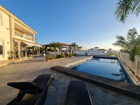 For Sale €1,500,000 House 6 bedrooms Paphos Paphos