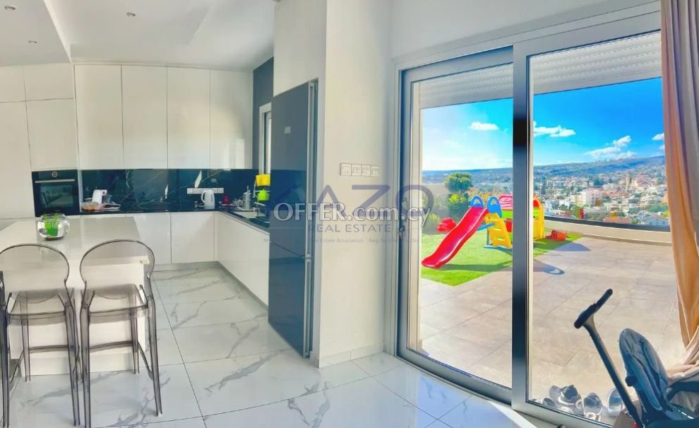 Modern Detached House with 185 m2 in Agia Fyla with Amazing City View - 1