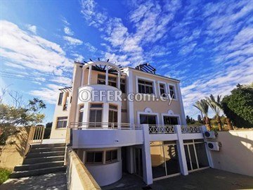  excellent residence 194 sq.m. on a huge piece of land 1877 sq.m. in a - 3