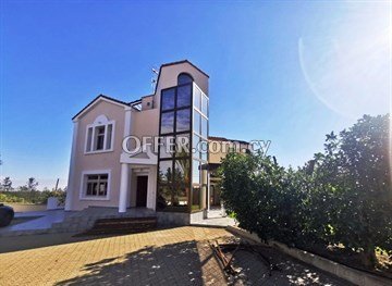  excellent residence 194 sq.m. on a huge piece of land 1877 sq.m. in a - 2