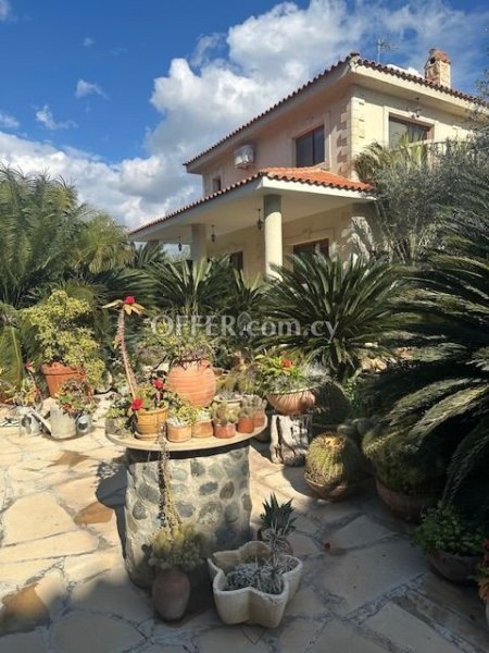 FOR SALE TWO HOUSES ON THE SAME PLOT OF LAND IN 2019m2 - 3