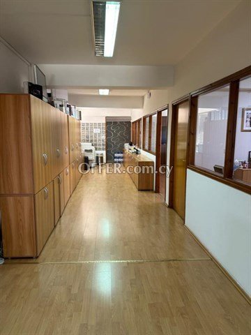 Whole Floor Apartment With 10 Offices  In An Attractive Area In The Ce - 4