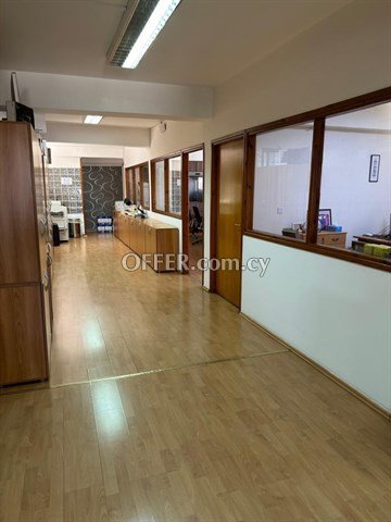 Whole Floor Apartment With 10 Offices  In An Attractive Area In The Ce - 3