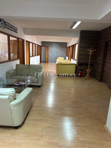 Whole Floor Apartment With 10 Offices  In An Attractive Area In The Ce - 2