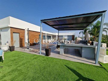On Α Large Land 5350 Sq.m. Luxurious 400 Sq.m. With 5 Bedroom House  I - 5