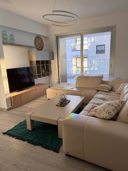 Modern 2 Bedroom Apartment walking distance to the sea