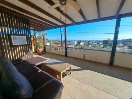 Spacious 4 Bedroom Detached House with Sea View - 3