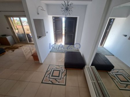 Spacious 4 Bedroom Detached House with Sea View - 13