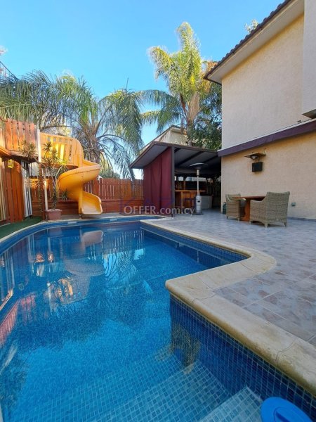 Spacious 4 Bedroom Detached House with Sea View - 11