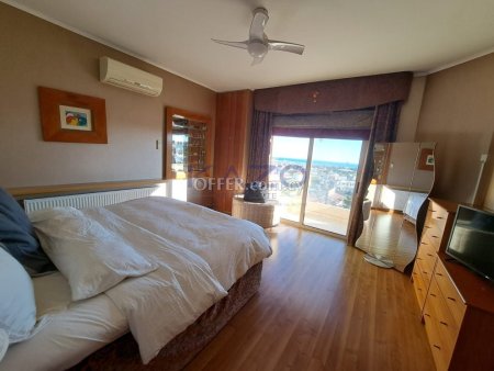 Spacious 4 Bedroom Detached House with Sea View - 10