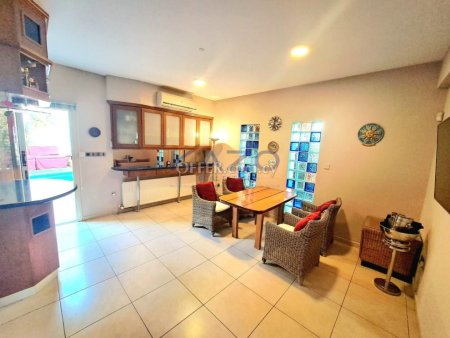 Spacious 4 Bedroom Detached House with Sea View - 9