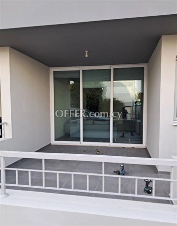 Recently Renovated And Spacious Ground Floor 2 Bedroom Apartment  In A - 3