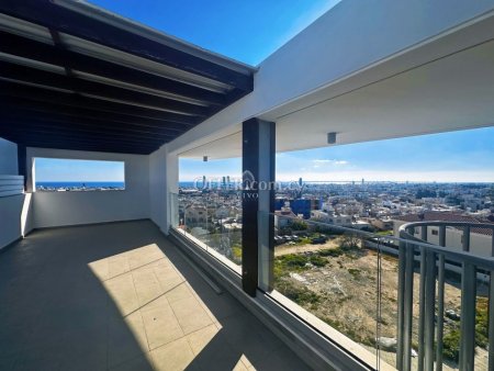 TOP FLOOR APARTMENT WITH ROOF GARDEN AND SEA VIEWS!