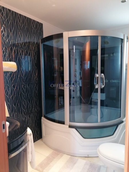 Spacious Villa with 6 Bedrooms in Tourist Area - 4