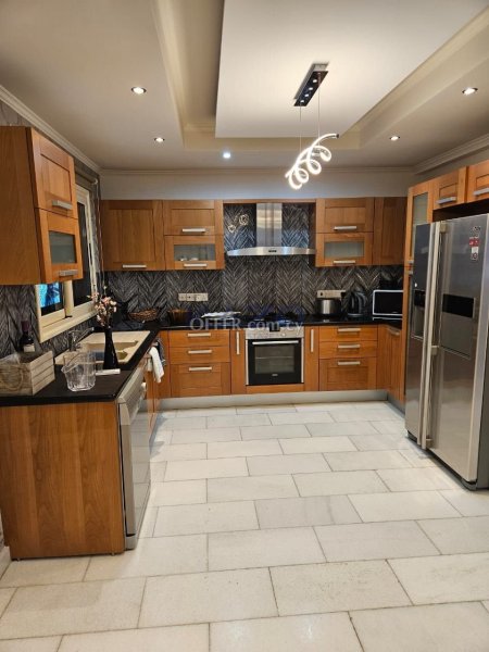 Spacious Villa with 6 Bedrooms in Tourist Area - 12