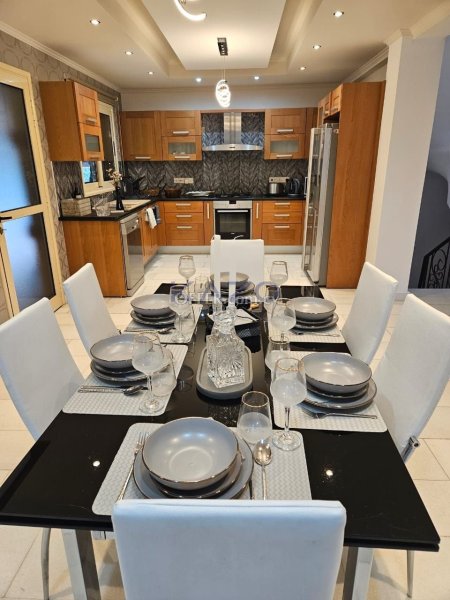 Spacious Villa with 6 Bedrooms in Tourist Area - 11