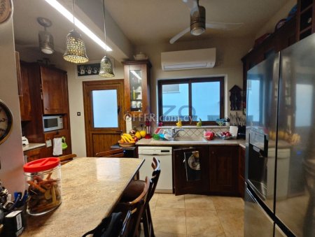 Spacious Semi-Detached House with Five Bedrooms in Agios Georgios Xavouzas - 8