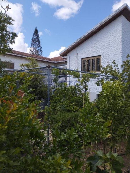 Spacious six-bedroom detached house with sea views in Erimi - 3