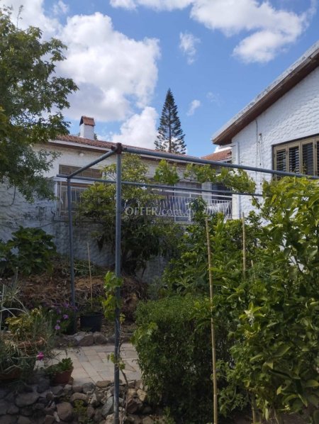Spacious six-bedroom detached house with sea views in Erimi - 9