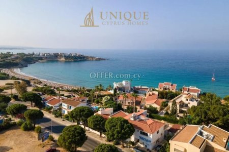 Bungalow next to Coral bay Beach - Spacious 150 m2 Internal Space on a 660 Plot