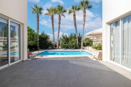 Bungalow next to Coral bay Beach - Spacious 150 m2 Internal Space on a 660 Plot - 10