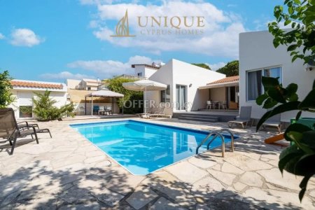 Bungalow next to Coral bay Beach - Spacious 150 m2 Internal Space on a 660 Plot - 9