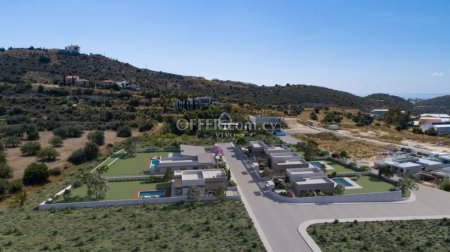 THREE BEDROOM BUNGALOW WITH LARGE GARDEN AND POOL - 3