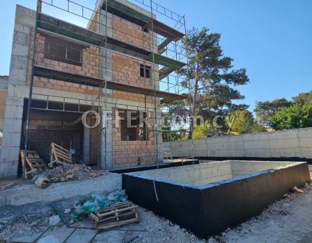 Detached corner 3 bedroom house with Swimming Pool in Souni