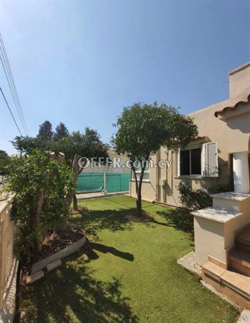 Large Traditional 2 Bedroom House Fully Furnished With A Beautiful Gar