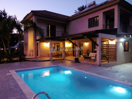4+1 Bedroom Villa with Swimming Pool in Palodeia