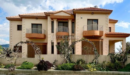 4 +1 Bedroom Detached House in Parekklisia