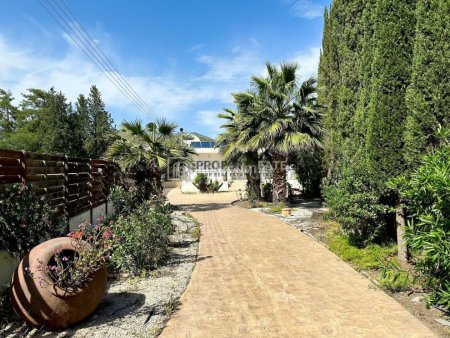 4 Bedroom Detached House for Sale in Eptagonia