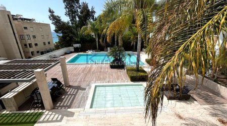 Spacious Ground Floor Apartment with Sea View