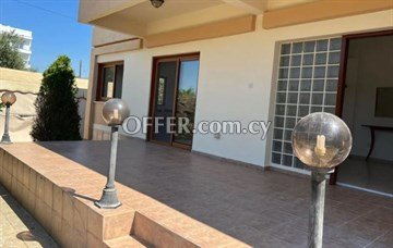 Independent And Spacious 3 bedroom House  Near Metro Supermarket In La